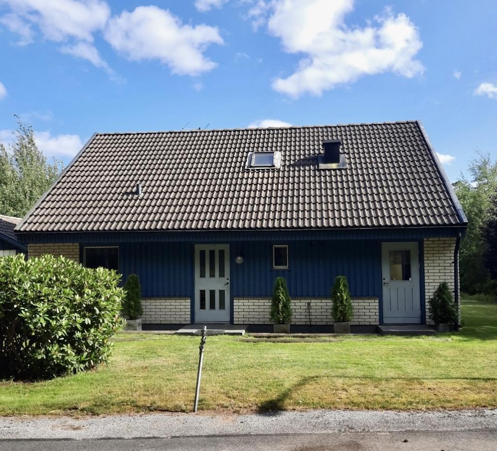 Trevlig framsida med två ingångar. Till vänster ligger fastighetens garage
