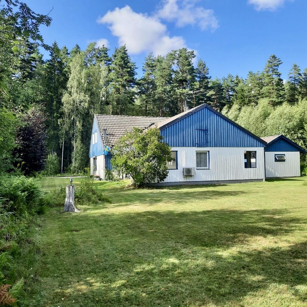 Baksidan med den stora trädgården, till höger syns även garaget. 