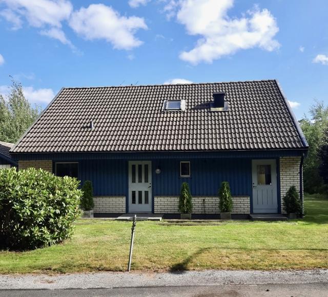 Trevlig framsida med två ingångar. Till vänster ligger fastighetens garage