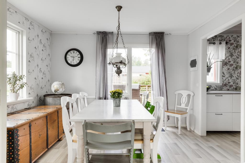 Matplats med utgång till altan