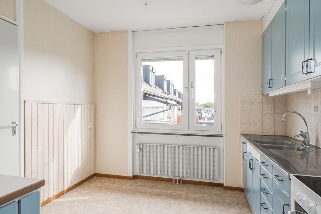 Kök med fönster vid matplats