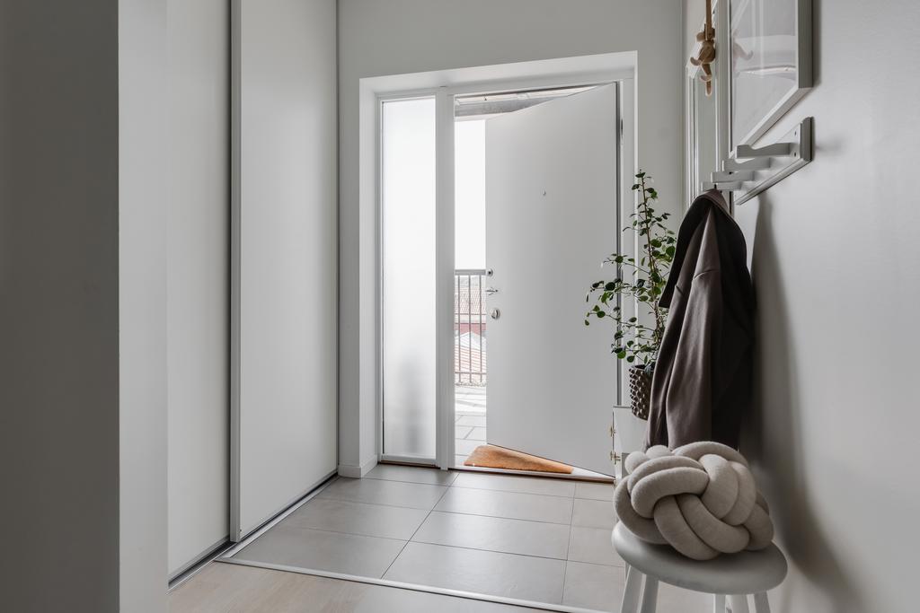 Entré med praktiska klinkers och god förvaring bakom skjutdörrar