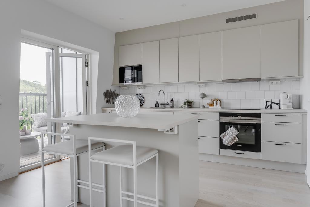 Stilrent kök med utgång till den härliga balkongen