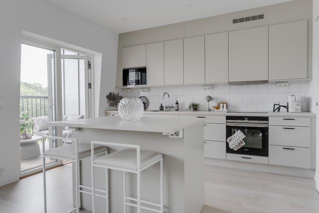 Stilrent kök med utgång till den härliga balkongen