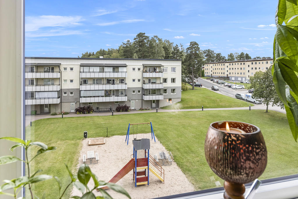 Utsikt mot innergård med lekplats
