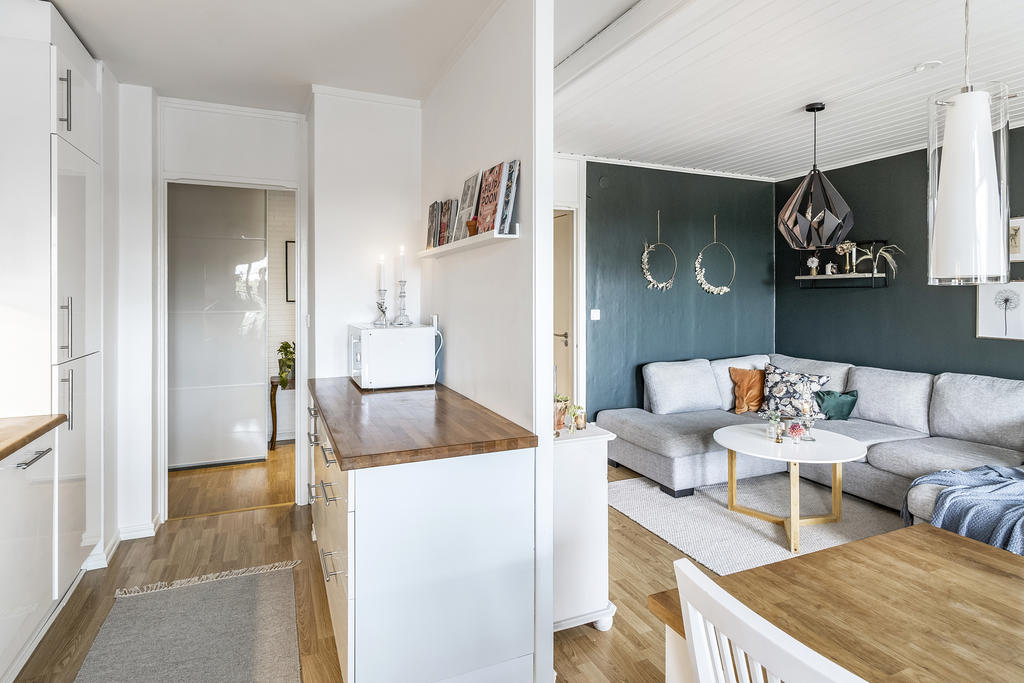 Öppen planlösning mellan kök och vardagsrum