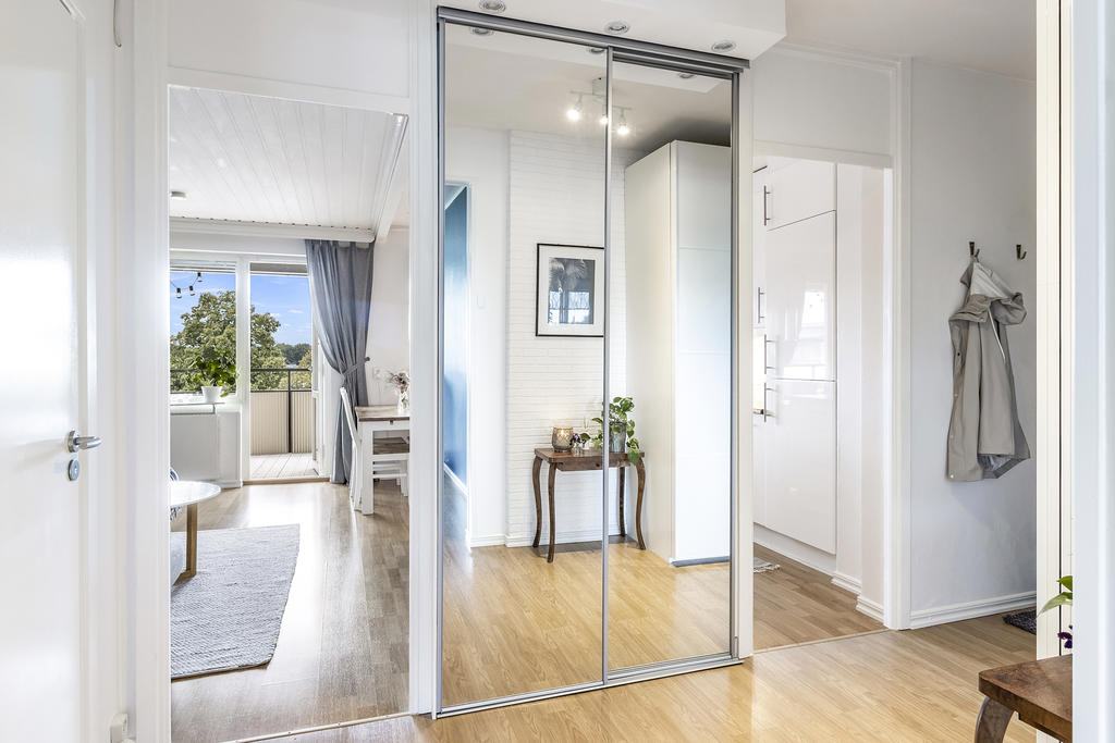Hall mot kök och vardagsrum