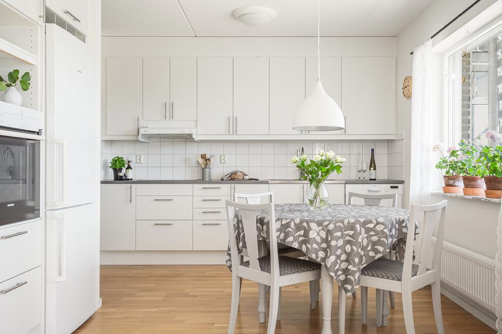 Matplats i anslutning till köket och med fönster mot den inglasade balkongen