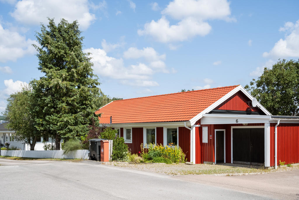 Här bor du i ett barnvänligt område på lugn gata. Närhet till Torp köpcentrum, skolor, bussförbindelser och mataffärer kommer underlätta din vardag. Dessutom är det bra pendlingsläge till E6:an.
Med bara några minuters cykeltur når du även Unda och Mollön, där du kan bada eller bara koppla av vid havet.