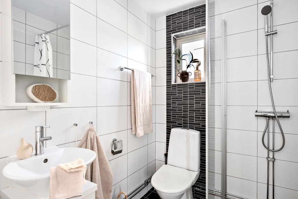 Båda badrummen är renoverade