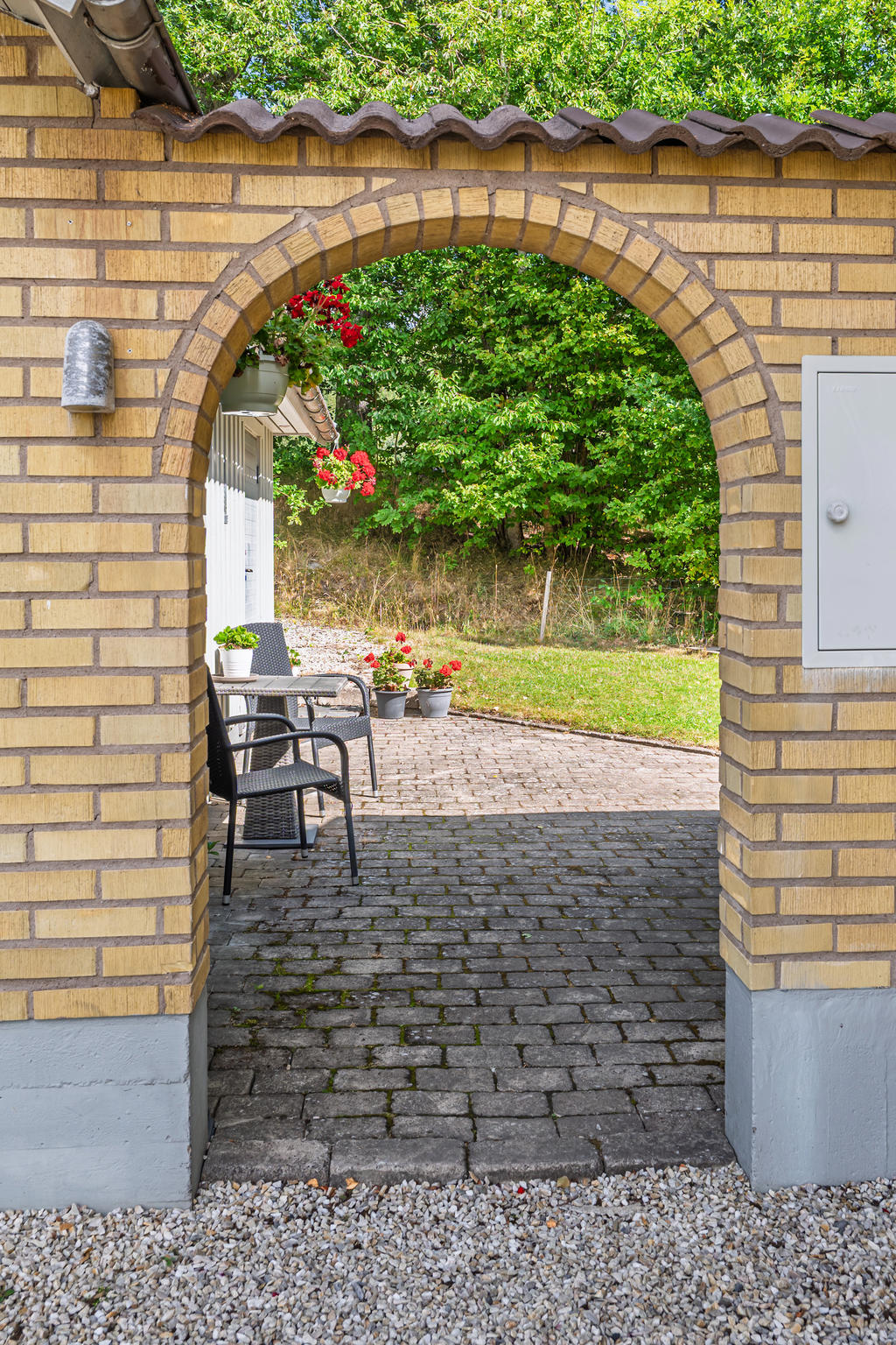 Portal mellan huset och garaget