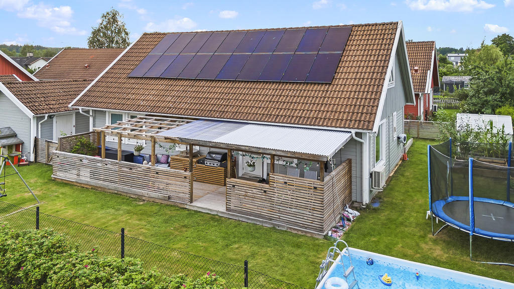 Härlig baksida med stor altan.
Solceller på taket!