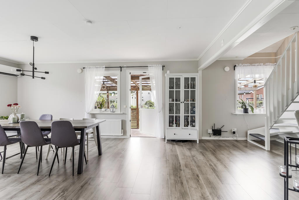 Rymligt vardagsrum med utgång till altan