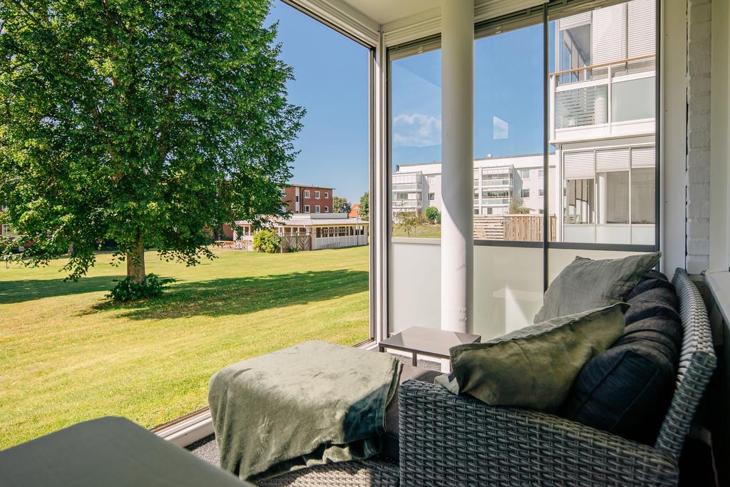 Balkong på markplan med möjlighet att bygga ut en altan!