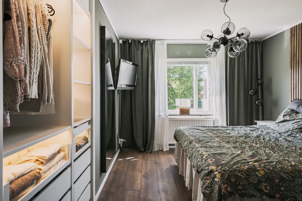 Sovrum med platsbyggda garderober