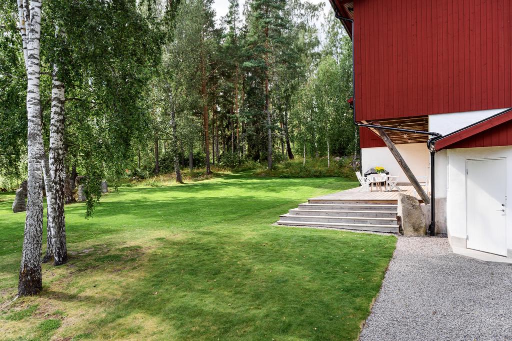 Trevlig, lättskött stor gård med flertal uteplatser 