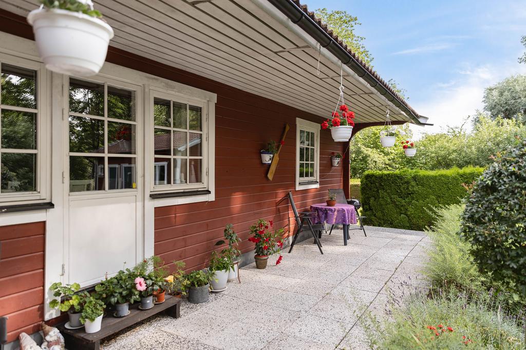 Stenlagd altan med utgång från kök och allrum