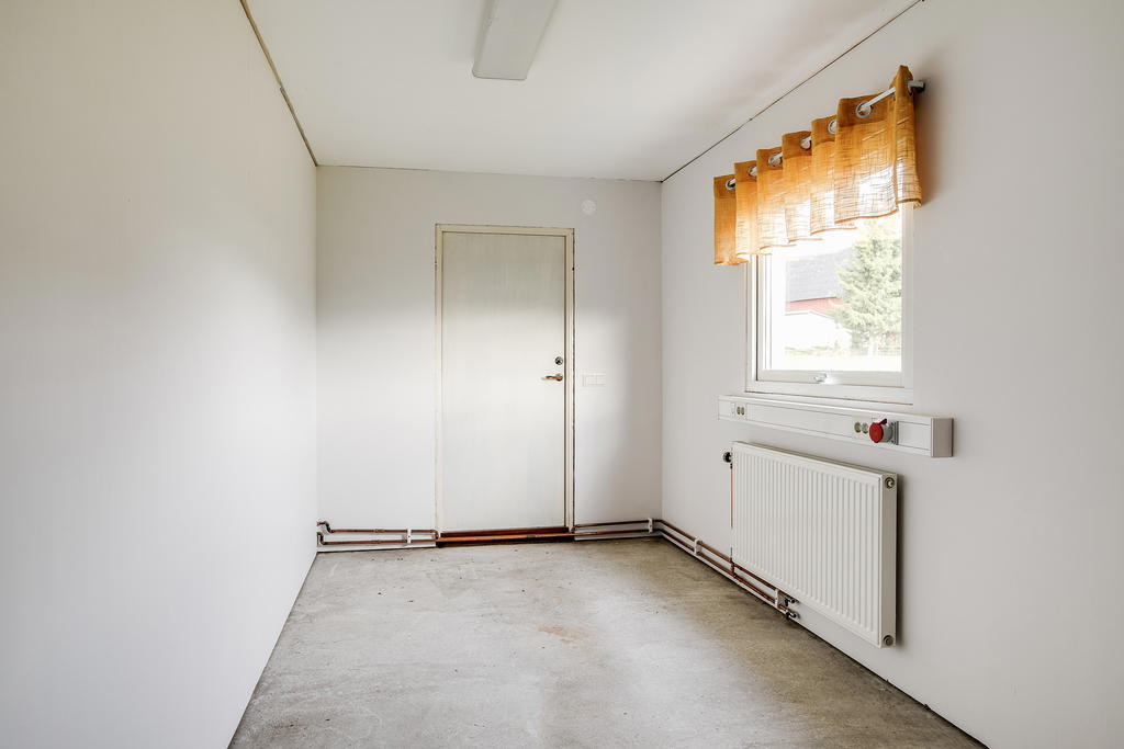 Förråd bakom garage