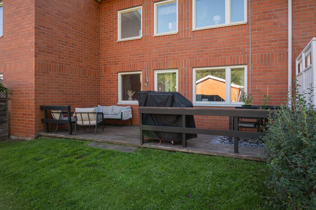 Baksida med eftermiddagssol (fotad på förmiddagen)