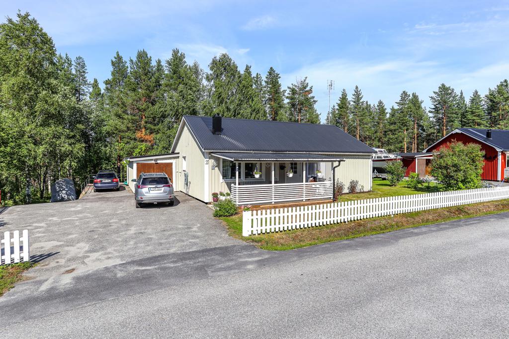 Stor uppfart framför garaget