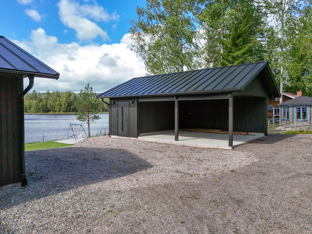 Carport med gjuten platta. I carporten finns både ett isolerat gästrum samt ett isolerat förråd