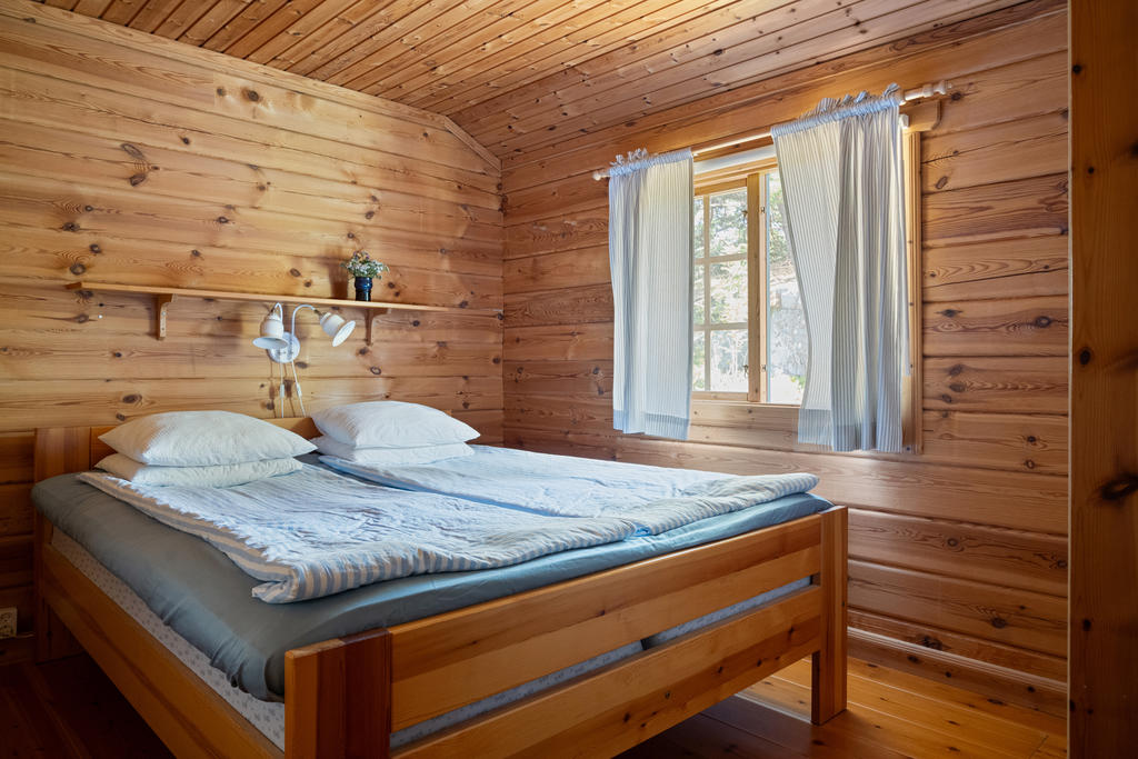 Det rymliga master bedroom rymmer enkelt en stor dubbelsäng och har generöst ljusinsläpp som ger rummet en behaglig och välkomnande känsla.