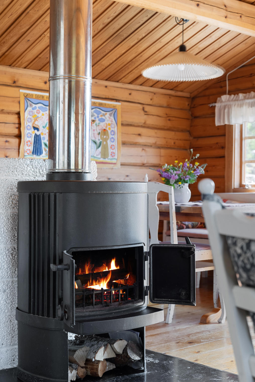 Mysig och värmande kamin i vardagsrummet.