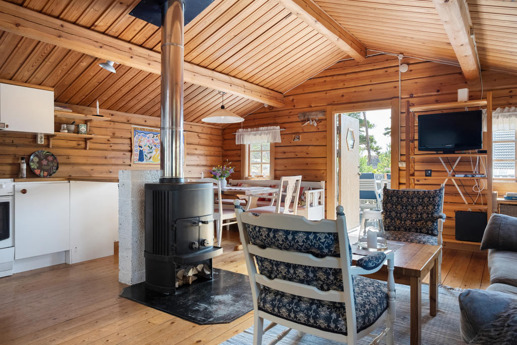 Vardagsrummet erbjuder en modern och luftig atmosfär med stilren öppen planlösning mot både kök och utgång till terrassen i söderläge. Perfekt för sociala tillställningar och avkoppling.