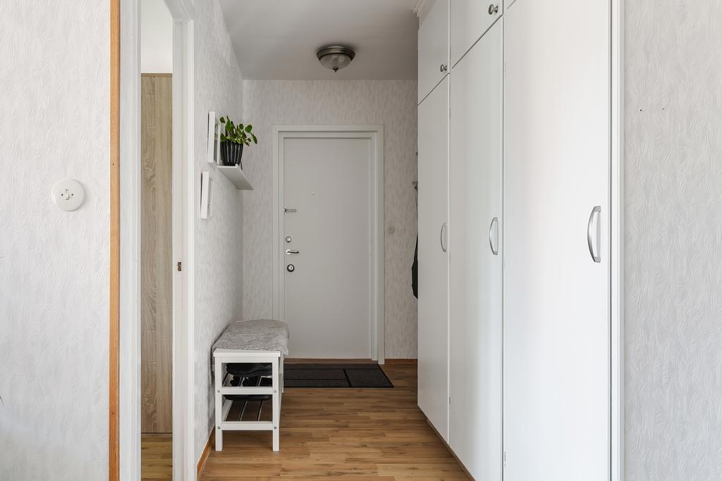 Praktiska platsbyggda garderober i hall