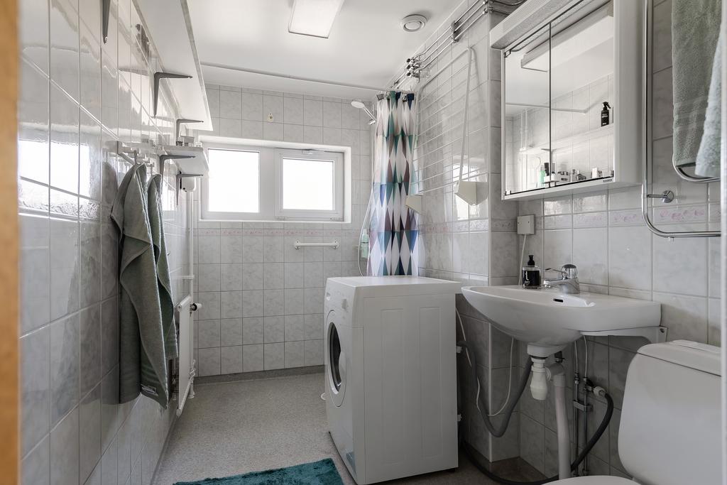 Badrum med praktisk tvättmaskin