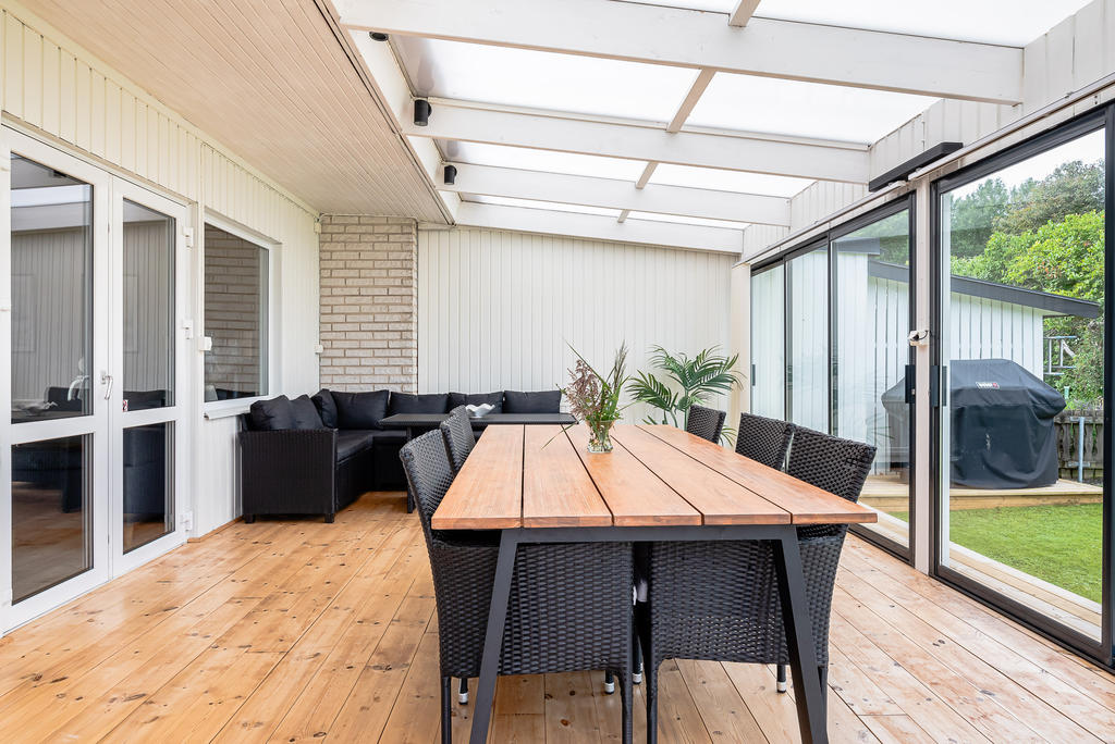 Utrymme för både matplats och soffa på altanen