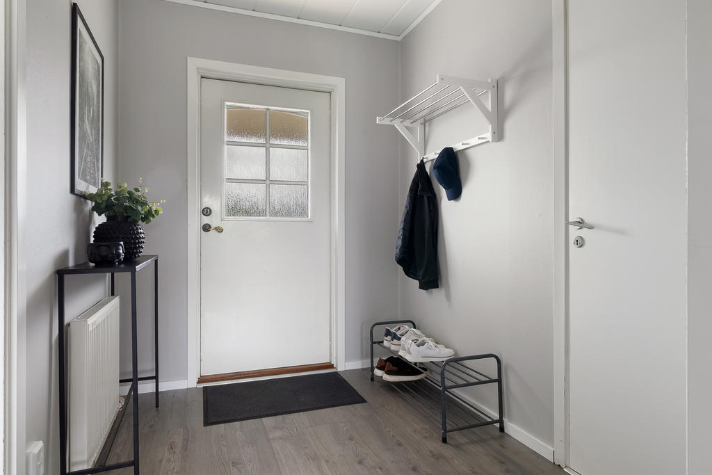 Hall med dörr till höger in till Sovrum 2
