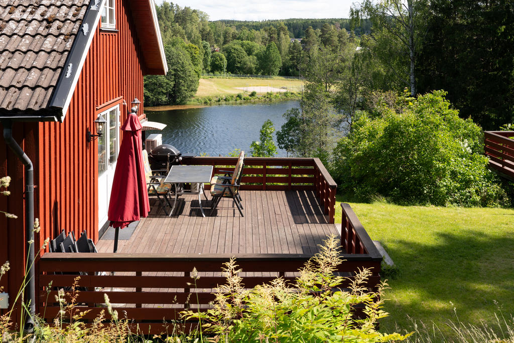Trivsam sjöutsikt från altanen. 