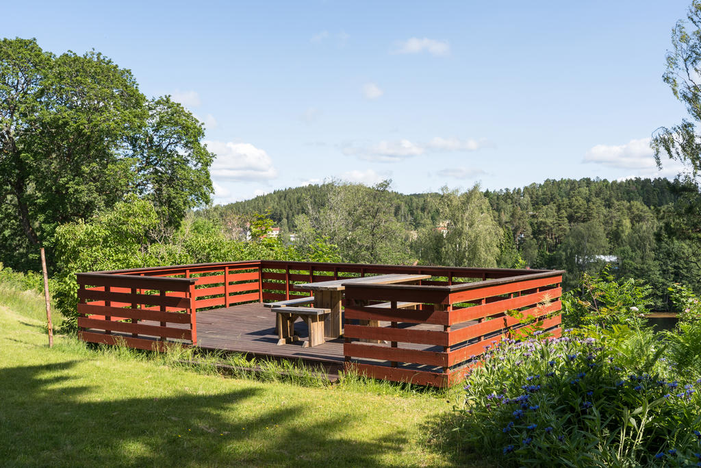 Fristående altan i trädgården med sjöutsikt. 