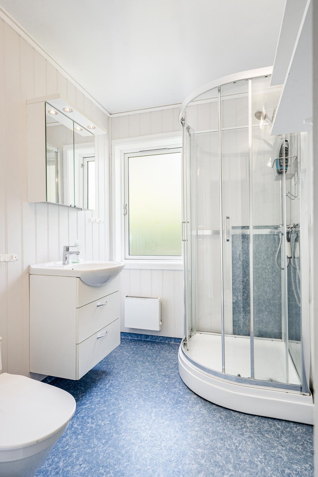 Badrum med duschkabin.