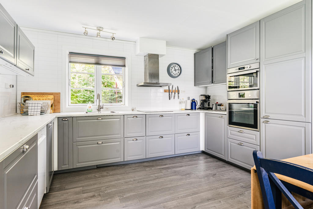 Modernt och rymligt kök med plats för matgrupp och separat matplats.