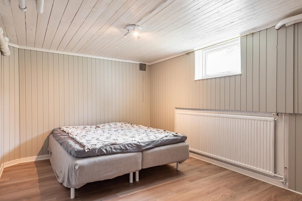 I källaren finns ytterligare ett stor och rymligt sovrum.