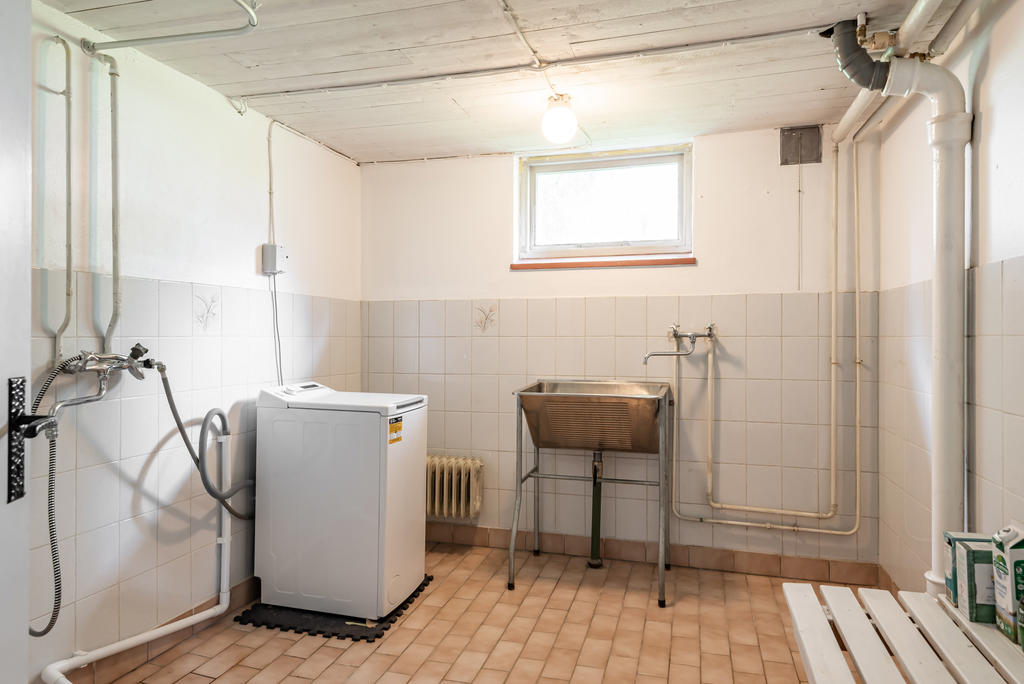 Tvättstugan har tvättmaskin, tvättho. Delvis kaklade väggar, och klinkergolv.