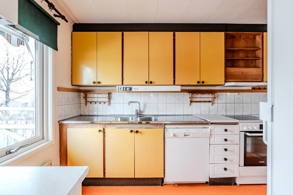 Trevligt med ljusinsläpp från det stora fönstret i köket.