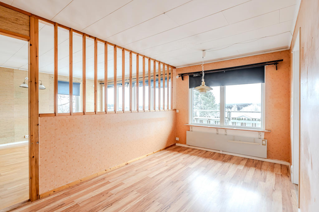 Stor och trevlig matplats vid fönster. 