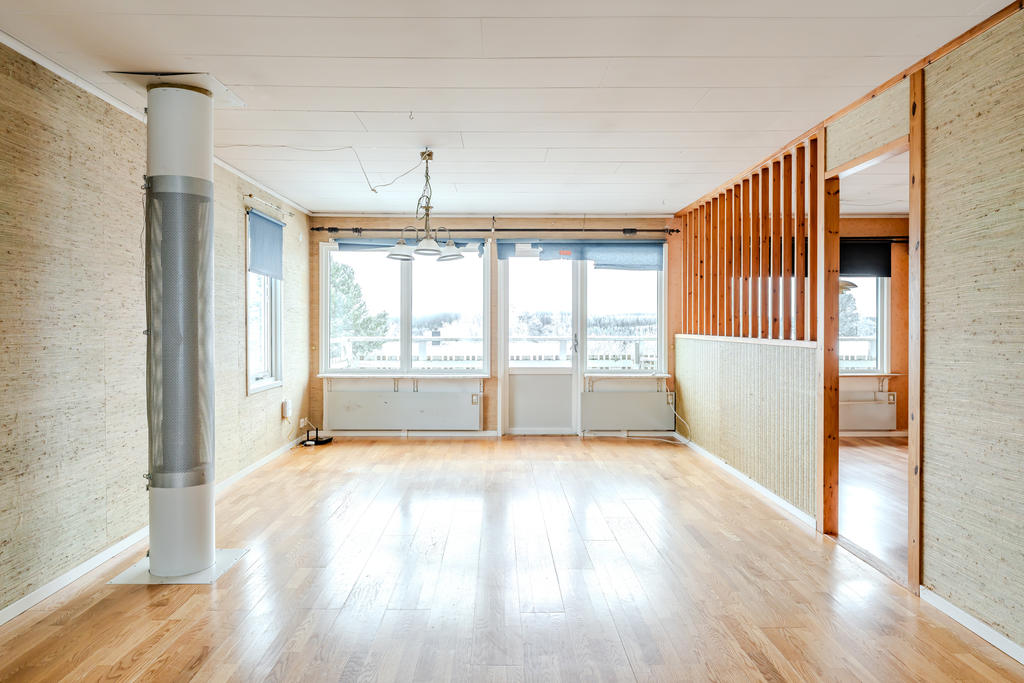 Vardagsrummet har utgång till balkongen. 