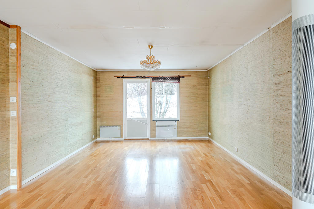 Och mot uteplats på husets framsida.