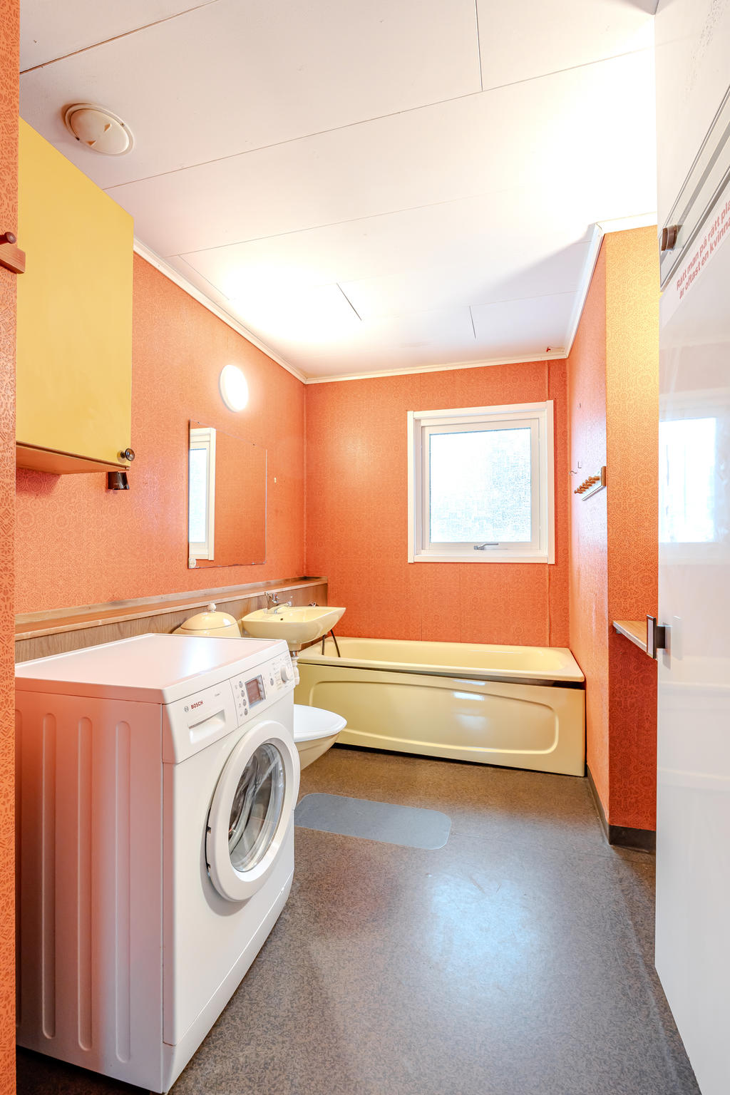 Rymligt badrum på entréplan. 