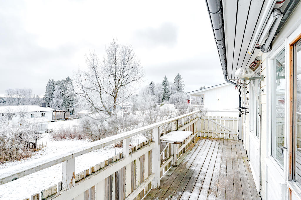 Balkongen längs husets långsida är i behov av renovering