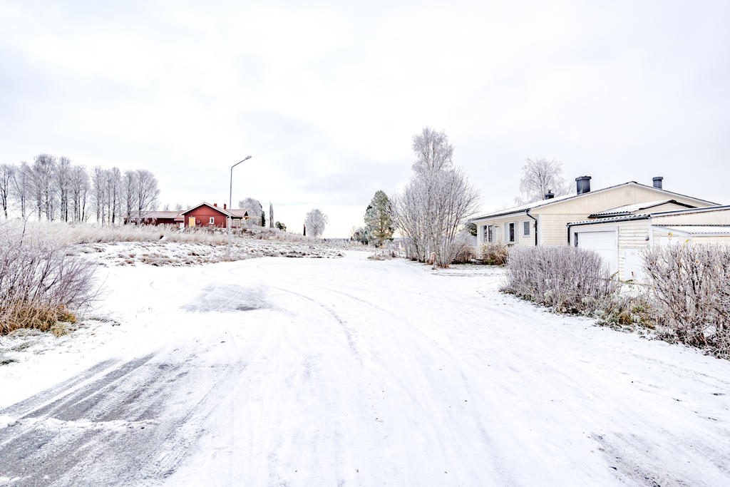 Huset är beläget vid vägens ände.