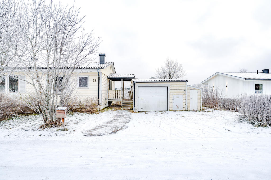 Garage med förråd intill