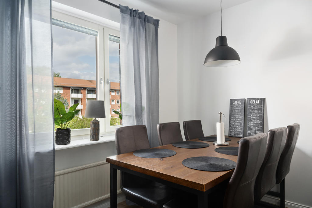 Här finns gott om plats för matgrupp vid fönstret.