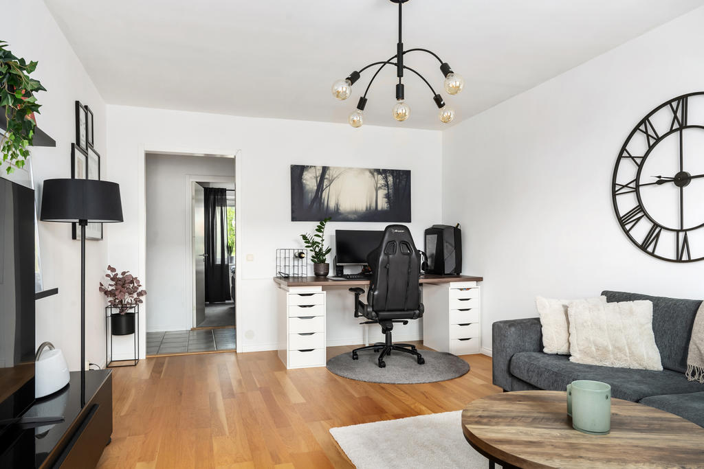 I vardagsrummet får du plats med såväl soffhörna som kontor alternativt matgrupp.