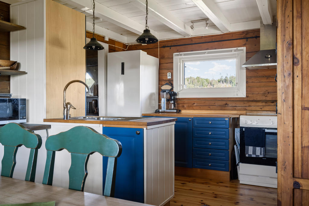 Trivsamt kök i öppen planlösning mot matsalsplatsen vilket skapar en luftig och social yta för både matlagning och umgänge.