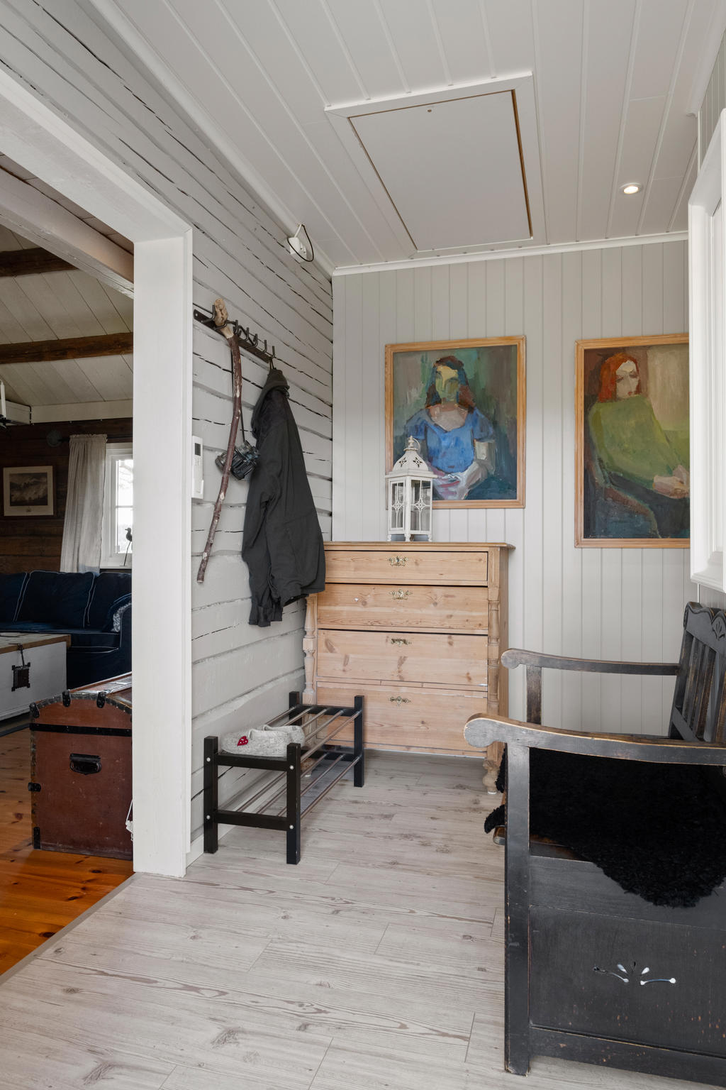 Inbjudande hall som välkomnar dig in i huset med bra förvaringsmöjligheter för ytterkläder och skor.